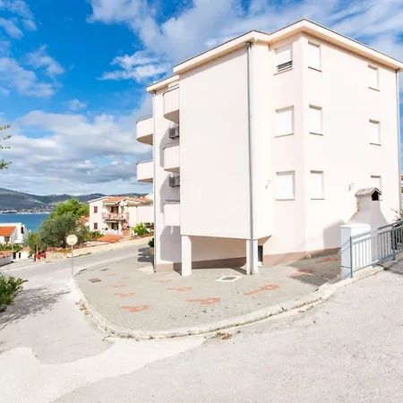 Slavica アパート トロギール